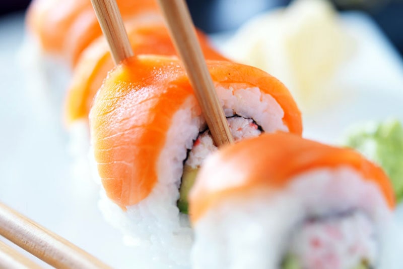 Se amate il sushi e il sashimi con il salmone mettete la testa sotto il mare, almeno stasera